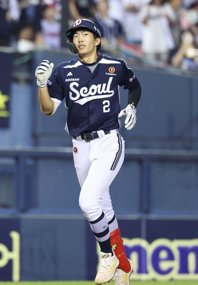 두산 김민석은 6일 잠실 LG와 원정경기에서 8회초 결승 우월 2점포를 터트렸다. 그는 최근 침체한 흐름에서 벗어나며 반등의 계기를 마련했다. 잠실｜뉴시스