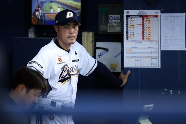 조성환 두산 감독대행은 6일 잠실 LG전을 앞두고 야수진의 부상 속출에 한숨을 쉬었다. 사진제공｜두산 베어스