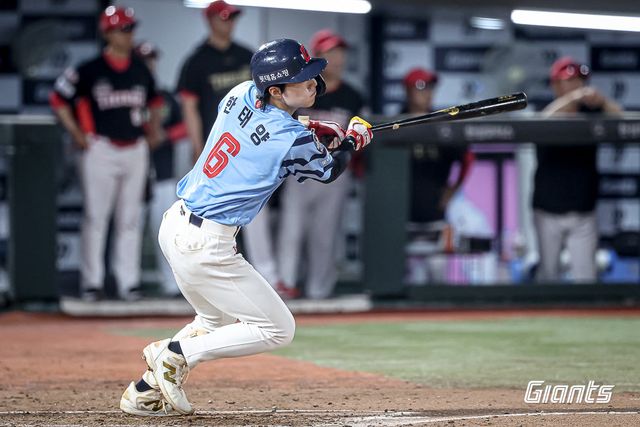 롯데 한태양이 6일 사직구장에서 열린 KIA전 5회말 1사 1·2루서 중전안타를 치고 있다. 롯데는 한태양의 활약에 힘입어 KIA를 7-1로 제압하고 3위를 굳건히 했다. 사진제공｜롯데 자이언츠