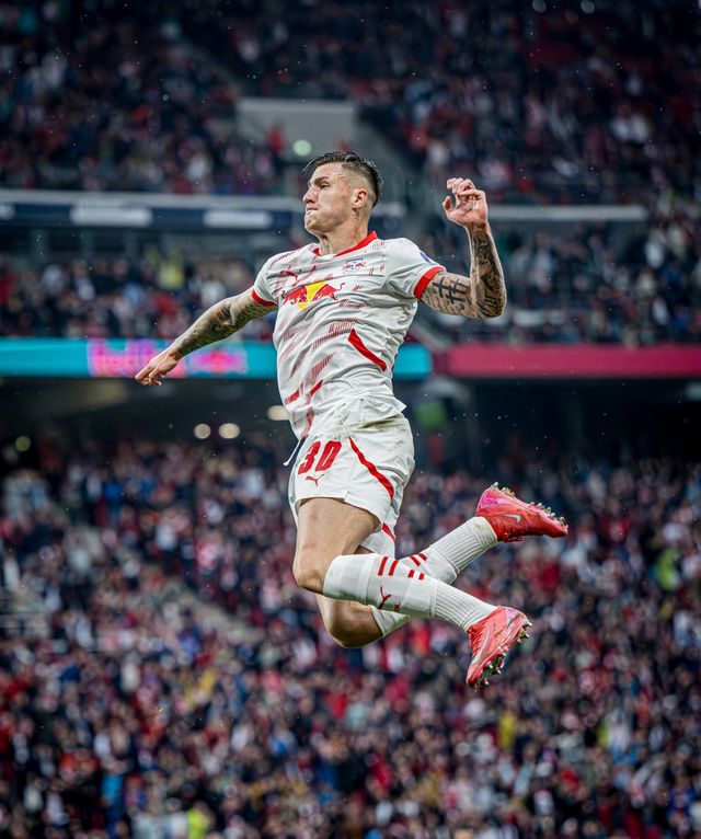 글로벌 스포츠 매체 ‘디 애슬레틱’은 5일(한국시간) “독일 RB 라이프치히 소속 공격수 벤야민 세슈코(슬로베니아)를 영입하기 위해 7500만 유로(약 1204억 원)에 1000만 유로(약 161억 원)의 옵션을 더한 총 8500만 유로(약 1365억 원) 규모의 제안을 공식 전달했다”고 밝혔다. 사진출처｜라이프치히 페이스북