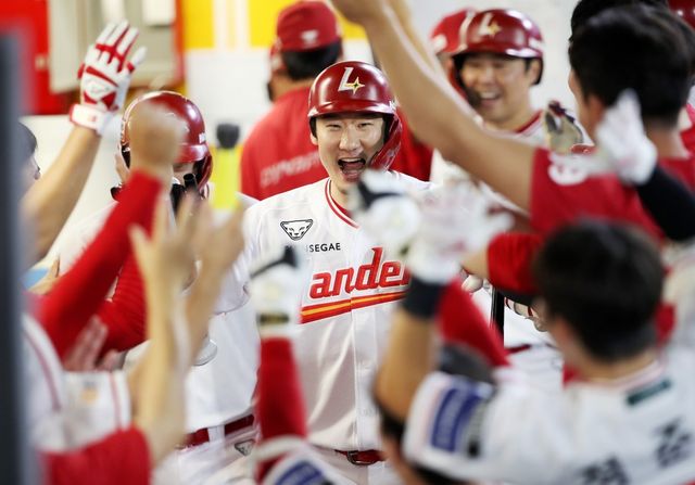 SSG 오태곤(가운데). 사진제공｜SSG 랜더스