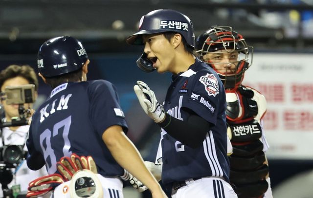 두산 김민석(가운데)은 6일 잠실 LG와 원정경기에서 8회초 결승 우월 2점포를 터트렸다. 그는 최근 침체한 흐름에서 벗어나며 반등의 계기를 마련했다. 잠실｜뉴시스