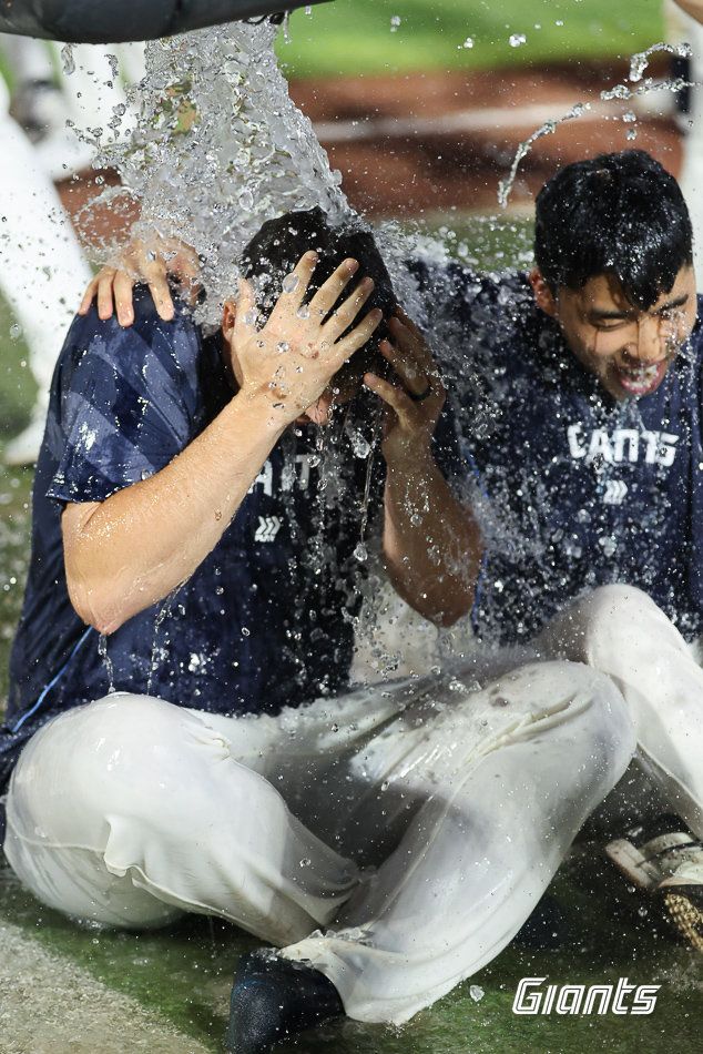 롯데 외국인투수 터커 데이비슨이 6일 사직구장에서 열린 KIA와 홈경기를 마친 뒤 물세례를 받고 있다. 사진제공｜롯데 자이언츠