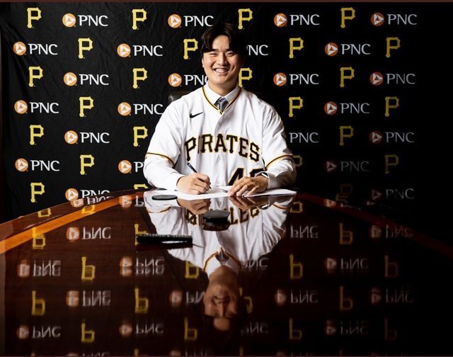 심준석이 6일 마이애미에서 방출됐다. MLB 도전 3시즌만에 방출의 아픔을 맛봤다. 2023년 피츠버그 입단식 당시 포즈를 취한 심준석. 사진｜피츠버그 파이어리츠 소셜미디어 캡처