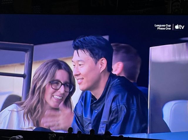 LAFC 손흥민이 BMO 스타디움을 방문하자 현지 방송이 카메라로 비췄다. 팬들은 중계화면까지 캡처하며 반가운 소식을 공유했다. 사진출처｜LAFC 팬 커뮤니티 페이스북