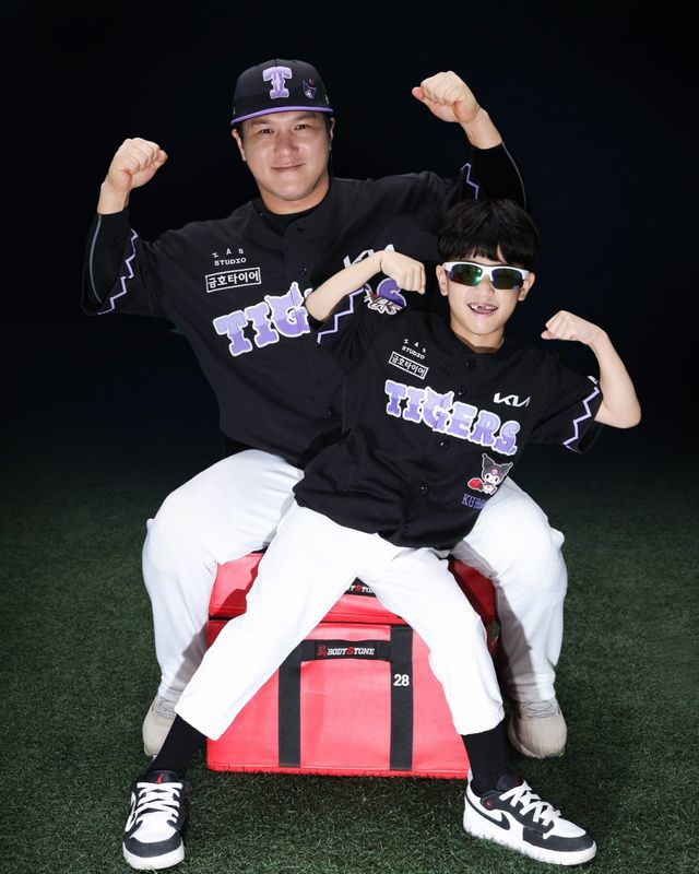 KIA 타이거즈가 산리오의 인기 캐릭터 ‘쿠로미’와 콜라보를 진행한다. 특별 유니폼 등 MD 16종을 선보일 계획이다. 사진제공｜KIA 타이거즈