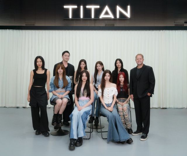 ‘케데헌’의 기업판이라 할 타이탄 콘텐츠가 케이팝 신에 등장한다. 가시적 성과도 곧 무대에서 만날 수 있다. 타이탄 콘텐츠의 ‘1호 아이돌’인 6인조 다국적 걸그룹 앳하트(AtHeart)다. 사진제공|타이탄 콘텐츠