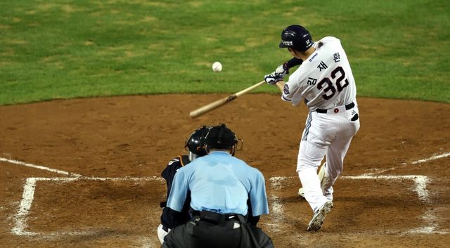 두산 김재환은 5일 잠실 LG전에서 자신의 파울 타구에 맞아 오른쪽 엄지발가락이 미세골절됐다. 1주일 뒤 재검진할 예정이다. 사진제공｜두산 베어스