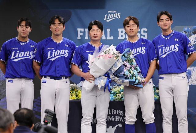 삼성 오승환(가운데)이 7일 인천 오라카이 송도파크호텔에서 은퇴 기자회견을 열었다. 오승환은 6일 구단을 통해 올 시즌을 끝으로 은퇴를 선언했다. 오승환이 동료 원태인, 김재윤, 강민호, 구자욱(왼쪽부터)과 기념촬영을 하고 있다. 인천｜뉴시스