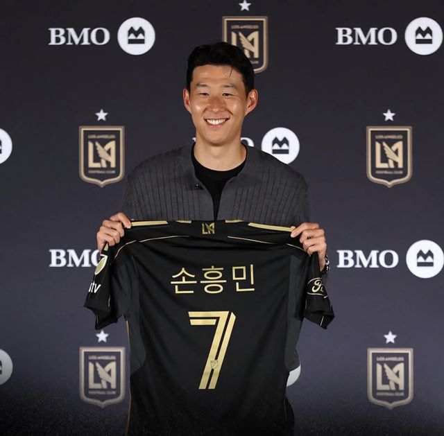 손흥민이 7일(한국시간) BMO스타디움에서 열린 미국 MLS LAFC 입단식에서 자신의 상징과 같은 등번호 7번과 한글이름이 새겨진 유니폼을 들고 활짝 웃고 있다. 사진출처｜LAFC 페이스북