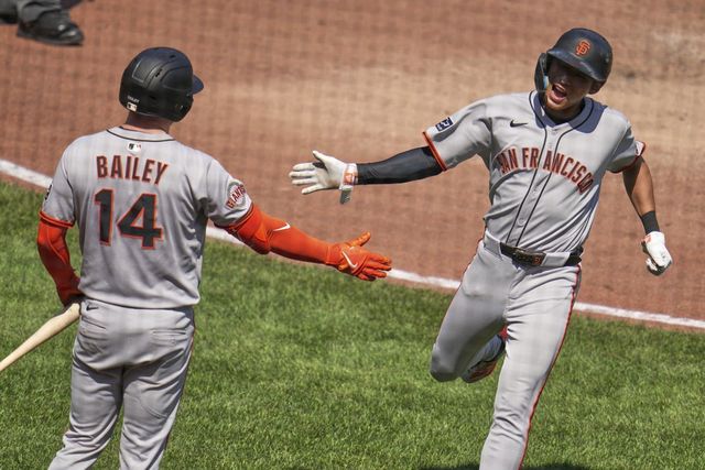 이정후(오른쪽)는 7일(한국시간) PNC 파크에서 열린 피츠버그전에서 7번타자 중견수로 선발출전해 2루타와 결승 득점을 기록했다. 8월 팀 내 타율, 장타율, OPS 1위를 기록하며 상승세를 견인하고 있다. 피츠버그(미 펜실베이니아주)｜AP뉴시스