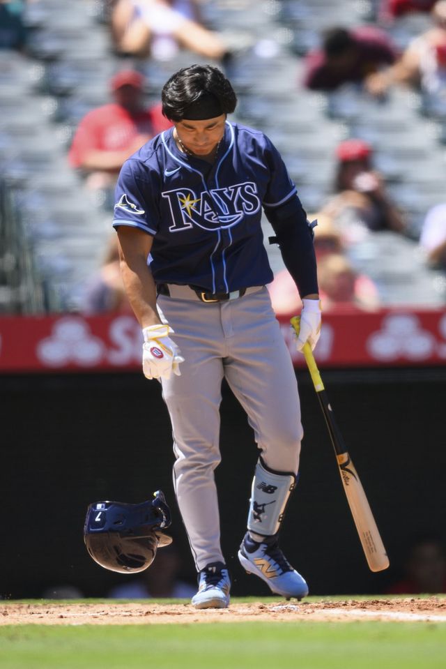 탬파베이 김하성이 7일(한국시간) 미국 캘리포니아주 애너하임의 에인절스타디움에서 열린 에인절스와 원정경기 3회초 헛스윙 삼진을 당한 뒤 헬멧을 떨어뜨리고 있다. 애너하임(미 캘리포니아주)｜AP뉴시스
