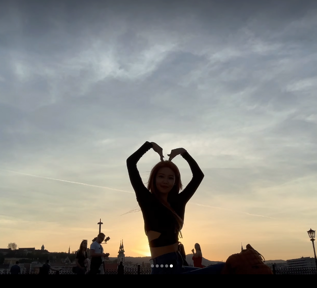 수영과 다뉴브강의 일몰 (수영 SNS)