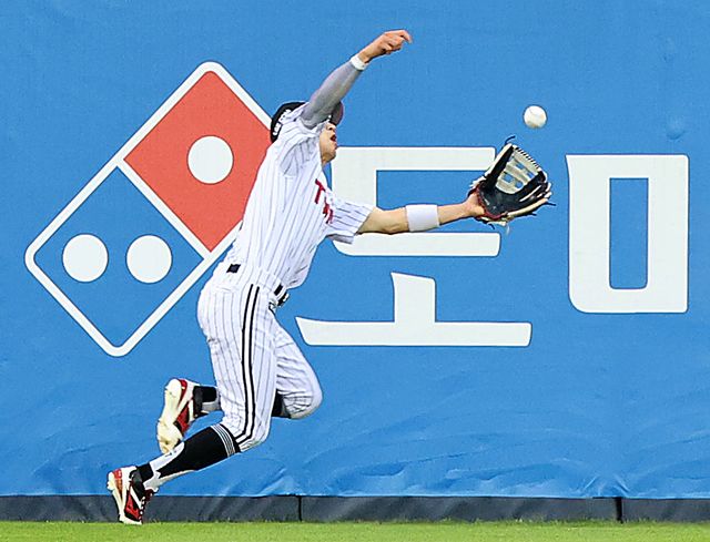 LG는 리그 최고의 수비력을 앞세워 선두 경쟁의 발판을 만들었다. 호수비는 여러모로 팀에 긍정적인 영향을 미친다.｜뉴시스