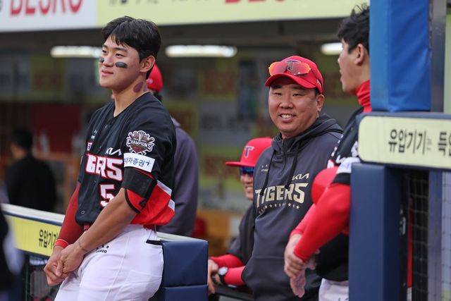 KIA 김도영(왼쪽)은 7일 사직 롯데와 원정경기에서 햄스트링에 불편함을 호소했다. 팀은 그의 몸 상태에 촉각을 곤두세우고 있다. 사진제공｜KIA 타이거즈