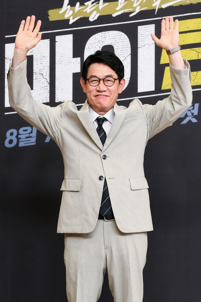 이경규가 약물운전 논란 2개월 만에 복귀, SBS 새 예능 ‘한탕 프로젝트 – 마이 턴’에서 ‘트롯돌 제작자’로 변신한다. 현실과 허구가 섞인 ‘페이크 리얼리티’ 형식으로, 유쾌하면서도 진심 어린 캐릭터를 선보인다. 사진제공|SBS