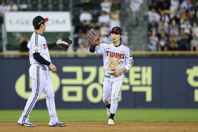 LG 신민재(오른쪽)는 7일 잠실 두산과 홈경기에서 싹쓸이 적시타를 포함해 멀티히트를 치며 팀 승리에 힘을 보탰다. 사진제공｜LG 트윈스