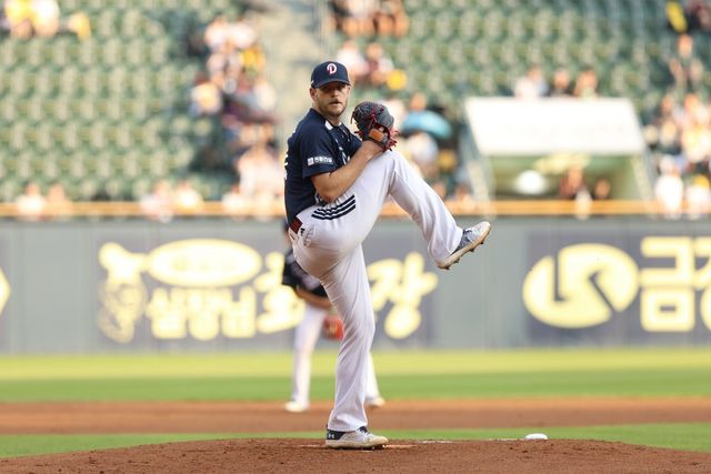 두산 콜어빈은 후반기 4경기에서 무자책점 경기를 2번 펼치는 등 안정세에 접어들며 선발진을 이끌고 있다. 사진제공｜두산 베어스