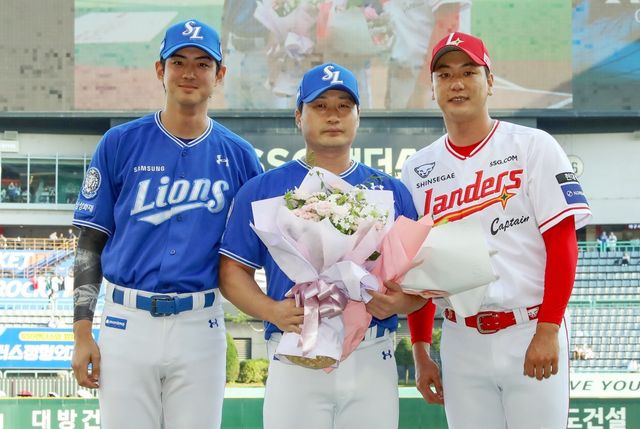 SSG가 7일 인천 삼성전에서 올 시즌을 끝으로 은퇴를 선언한 오승환(가운데)을 위한 기념행사를 진행했다. 오승환이 양 팀 주장인 SSG 김광현(오른쪽), 삼성 구자욱과 함께 기념촬영을 하고 있다. 사진제공｜SSG 랜더스