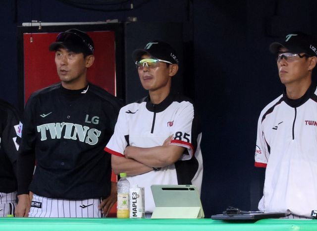 염경엽 LG 감독(가운데)은 전날(6일) 자신의 경기 운영을 반성에 대해 반성했다. 좀 더 냉정한 운영으로 승리 확률을 높이고자 다짐했다.｜뉴시스