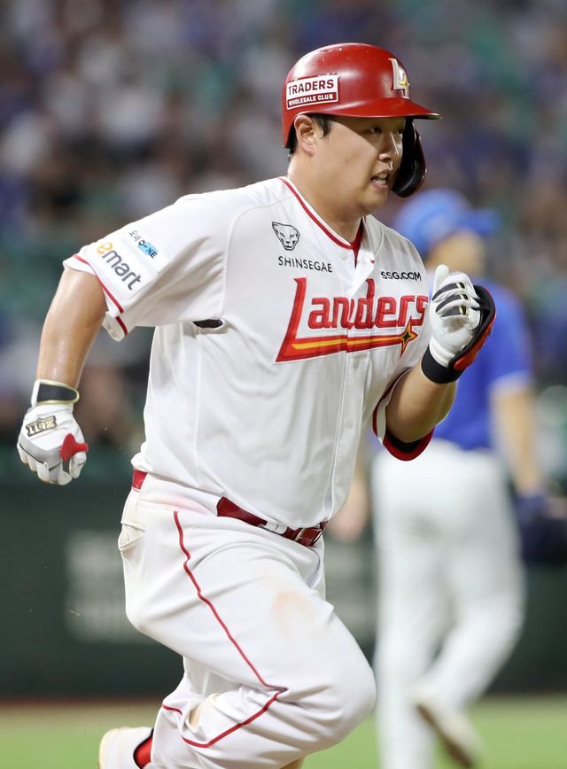 대구고 시절 최고의 포수로 평가받았던 SSG 현원회는 지난 시즌부터 1루수로 포지션을 변경했다. 그의 뛰어난 타격 재능을 살려주기 위한 선택이다. 올 시즌을 통해 1루 수비에도 정착한 모습을 보인 덕분에 이숭용 SSG 감독도 만족감을 드러내고 있다. 현원회가 6일 인천 삼성전에서 안타를 치고 1루를 향하고 있다. 사진제공｜SSG 랜더스