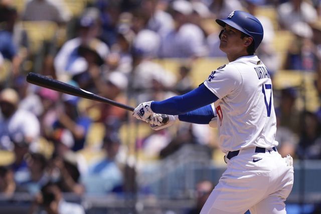 LA 다저스 오타니 쇼헤이가 7일(한국시간) 세인트루이스 카디널스와 홈경기 3회말 2점홈런을 쳐낸 뒤 타구를 응시하고 있다. 이 홈런으로 오타니는 MLB 통산 1000안타를 기록했다. LA｜AP뉴시스