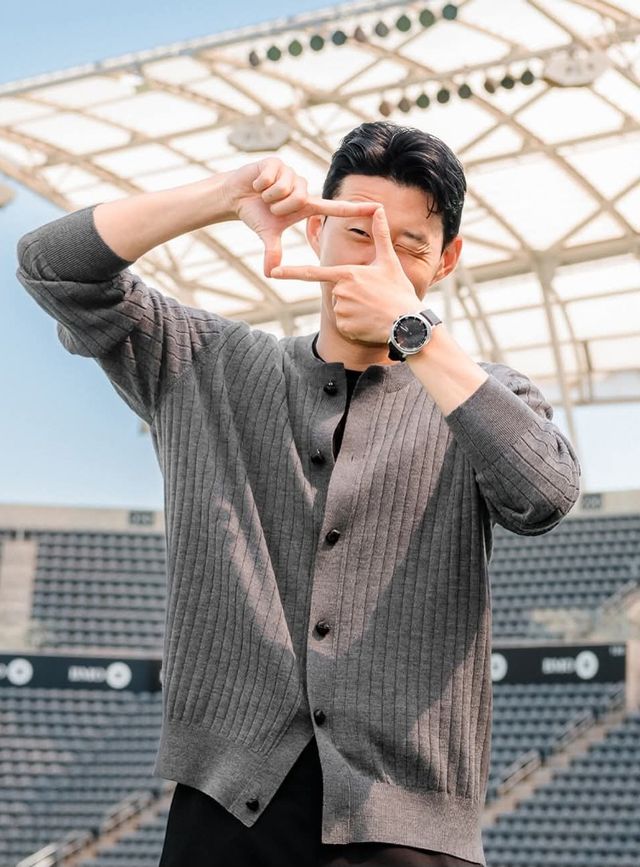 LAFC에 입단한 손흥민이 7일(한국시간) 자신의 새로운 안방인 BMO스타디움을 배경으로 시그니처 ‘찰칵 세리머니’를 하며 웃고 있다. 사진출처｜LAFC 페이스북