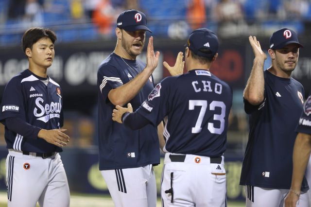 두산 콜어빈(가운데)은 후반기 4경기에서 무자책점 경기를 2번 펼치는 등 안정세에 접어들며 선발진을 이끌고 있다. 사진제공｜두산 베어스