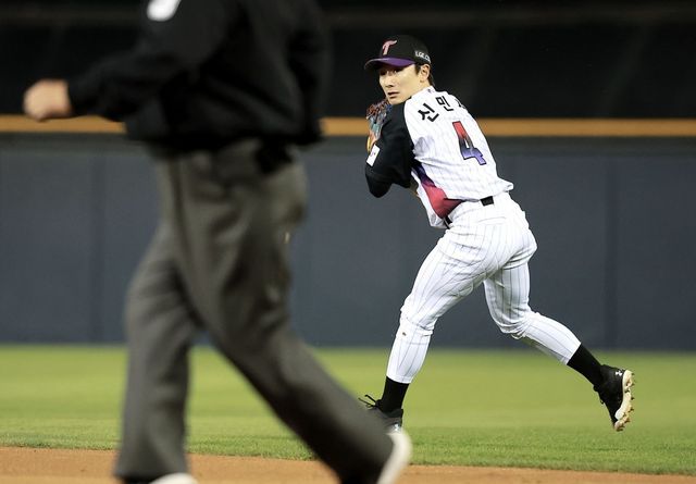 LG는 리그 최고의 수비력을 앞세워 선두 경쟁의 발판을 만들었다. 호수비는 여러모로 팀에 긍정적인 영향을 미친다.｜뉴시스