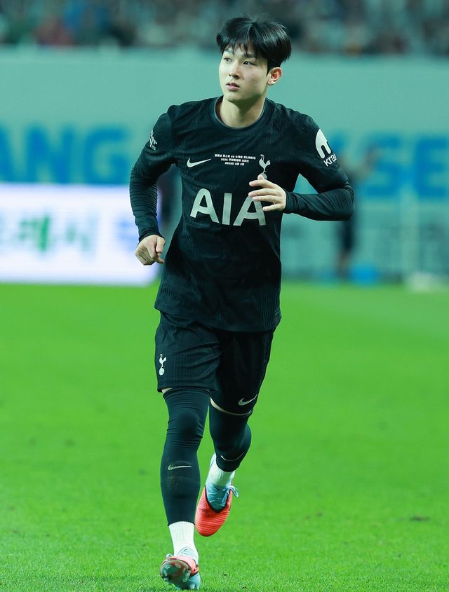 포츠머스 뉴스는 5일(한국시간) “포츠머스가 토트넘 유망주 양민혁의 임대 영입을 추진하고 있다. 포츠머스는 그를 측면 공격수로 활용하길 원하고 있으며, 향후 토트넘의 판단에 따라 그의 거취가 정해질 전망”이라고 밝혔다. 상암｜뉴시스