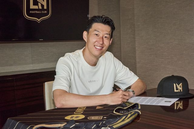 손흥민이 7일 BMO스타디움에서 미국 MLS LAFC와 계약서에 서명하고 있다. 사진출처｜LAFC 페이스북