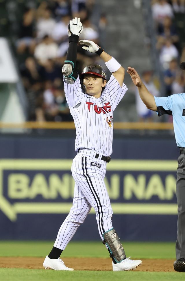 LG 신민재는 7일 잠실 두산과 홈경기에서 싹쓸이 적시타를 포함해 멀티히트를 치며 팀 승리에 힘을 보탰다. 사진제공｜LG 트윈스