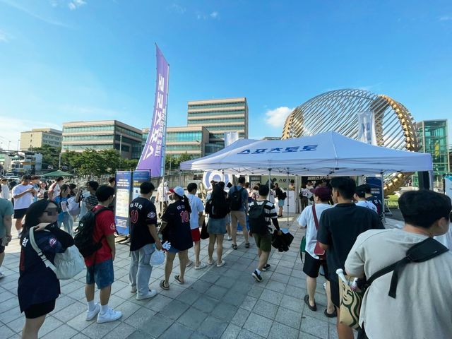 시민들이 8월 고척스카이돔에서 진행된 스포츠토토 현장 프로모션 행사에 시민들이 참여하고 있다.