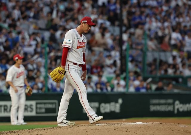 SSG 김광현이 7일 인천 삼성전 4회초 디아즈에게 안타를 허용한 뒤 아쉬워하고 있다. 이날 김광현은 3.2이닝 8안타 3사사구 3탈삼진 6실점을 기록해 ERA는 4.25가 됐다. 사진제공｜SSG 랜더스