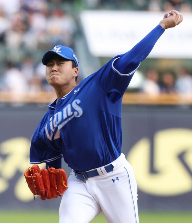 삼성 라이온즈 좌완투수 이승현이 27일만의 복귀전이었던 6일 인천 SSG전에서 5.1이닝 2실점의 호투를 펼쳤다. 팀의 4-5 패배로 승리를 따내진 못했지만, 박진만 삼성 감독은 “로테이션에 큰 힘이 될 수 있다”고 기대했다. 뉴시스