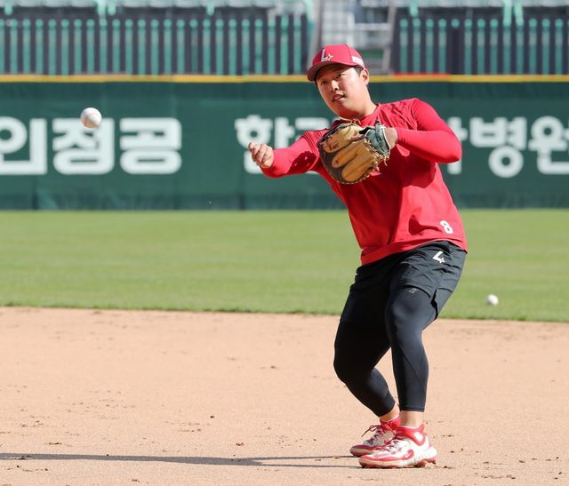 1루 수비 훈련 중인 SSG 현원호. 사진제공｜SSG 랜더스