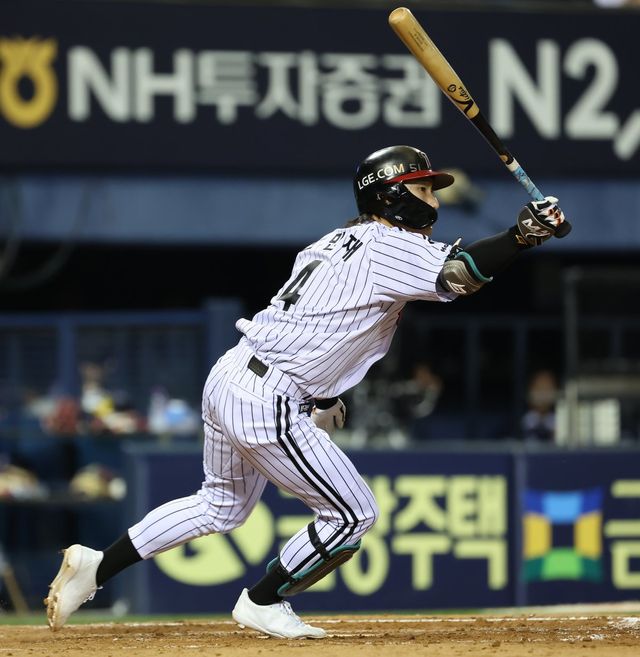 LG 신민재는 7일 잠실 두산과 홈경기에서 싹쓸이 적시타를 포함해 멀티히트를 치며 팀 승리에 힘을 보탰다. 사진제공｜LG 트윈스