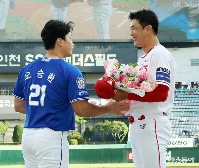 SSG가 7일 인천 삼성전에서&nbsp;올 시즌을 끝으로 은퇴를 선언한 오승환(왼쪽)을 위한 기념행사를 진행했다. 오승환이 SSG 김광현(오른쪽)에게 꽃다발을 받고 있다. 사진제공｜SSG 랜더스