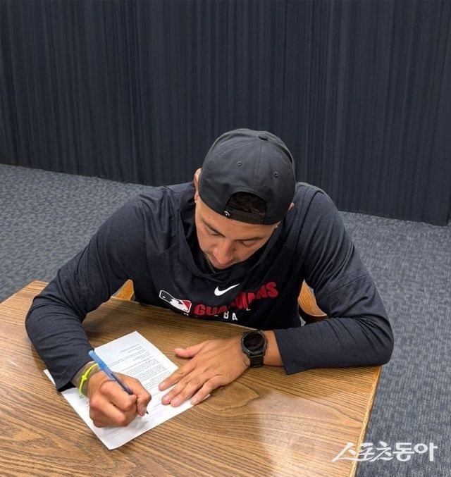 롯데가 7일 새 외국인투수 빈스 벨라스케스를 영입했다고 밝혔다. 벨라스케스가 롯데와 계약서에 서명하고 있다. 사진제공｜롯데 자이언츠