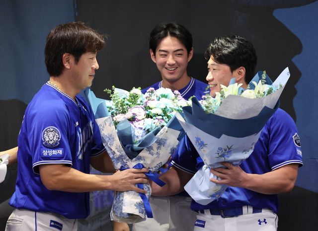 삼성 오승환(오른쪽)이 7일 인천 오라카이 송도파크호텔에서 은퇴 기자회견을 열었다. 오승환은 6일 구단을 통해 올 시즌을 끝으로 은퇴를 선언했다. 오승환이 강민호, 구자욱(왼쪽부터)에게 꽃다발을 받으며 활짝 웃고 있다. 인천｜뉴시스