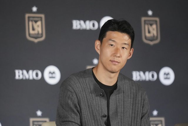 손흥민이 7일(한국시간) BMO스타디움에서 열린 미국 MLS LAFC 입단식에 참석해 여유로운 표정을 짓고 있다. LA(미 캘리포니아주)｜AP뉴시스