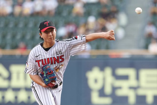 LG 최채흥은 6일 잠실 두산과 홈경기에서 선발등판했다. 4회초까지 완벽한 투구를 보였으나 승리 투수 요건까지 1이닝 남겨둔 5회초 흔들리며 기대에 부응하지 못했다.｜뉴시스