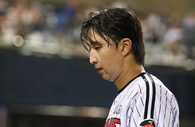 LG 최채흥은 6일 잠실 두산과 홈경기에서 선발등판했다. 4회초까지 완벽한 투구를 보였으나 승리 투수 요건까지 1이닝 남겨둔 5회초 흔들리며 기대에 부응하지 못했다.｜뉴시스