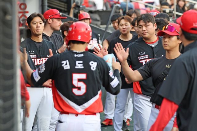 KIA 김도영(5번)은 7일 사직 롯데와 원정경기에서 햄스트링에 불편함을 호소했다. 팀은 그의 몸 상태에 촉각을 곤두세우고 있다. 사진제공｜KIA 타이거즈