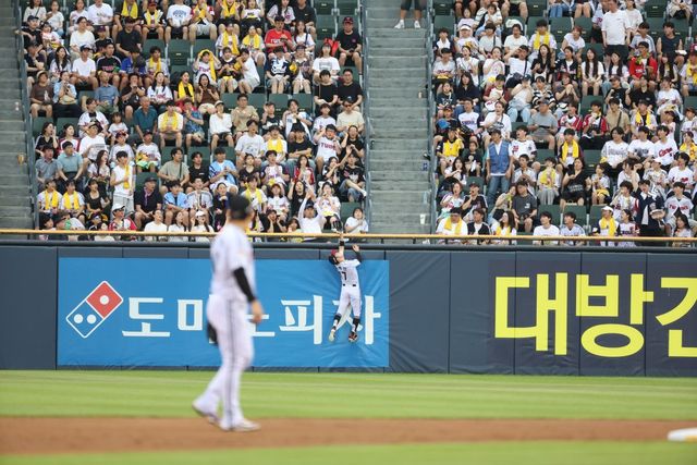 LG 박해민은 5일 잠실 두산전 호수비로 피자 회사로부터 뜻깊은 선물을 받았다. 사진제공｜LG 트윈스