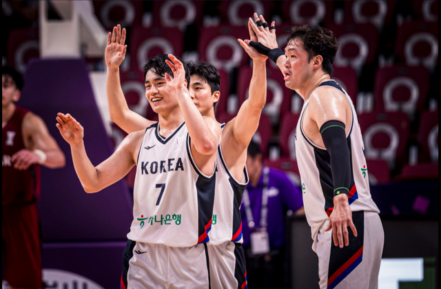 남자농구국가대표팀이 8일(한국시간) 사우디아라비아 제다에서 열린 ‘2025 FIBA 아시아컵’ 카타르와 A조 두 번째 경기에서 97-83으로 승리했다. 유기상(왼쪽 첫 번째)은 3점슛 7개를 포함해 24득점을 터트리며 대표팀의 대회 첫 승을 견인했다. 사진출처｜FIBA