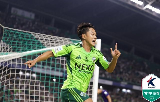 전북 이승우가 8일 전주월드컵경기장에서 열린 안양과 K리그1 홈경기에서 후반 막판 결승골을 성공시킨 뒤 환호하고 있다. 사진제공｜한국프로축구연맹