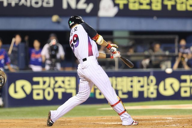 LG 천성호는 8일 잠실 한화전에서 10회초 대수비로 교체 출전했다. 10회말 끝내기 안타를 때려내며 리그 선두 수성을 이끌었다. 사진제공｜LG 트윈스