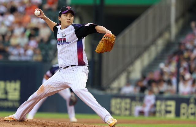 LG 임찬규는 8일 잠실 LG와 홈경기에서 선발등판해 7이닝 1실점을 기록했다. 그는 올해 한화전 4경기 2승(무패) ERA 0.62로 극강의 투구를 선보이고 있다. 잠실｜뉴시스