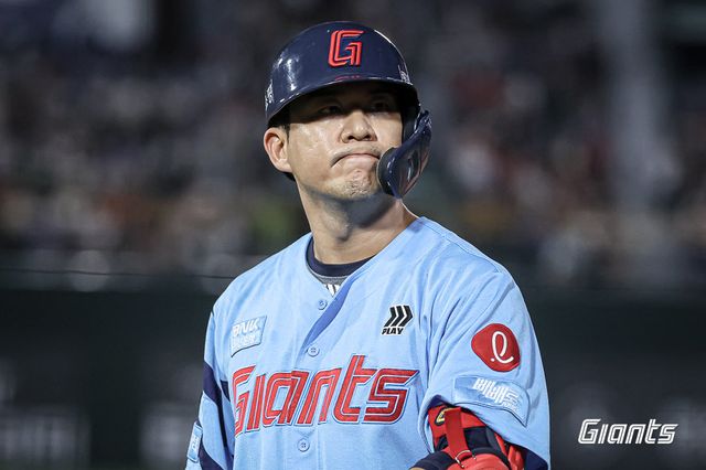 롯데 김민성이 6일 사직구장에서 열린 KIA와 홈경기 6회말 대타로 출전해 통산 1800경기의 금자탑을 쌓은 뒤 관중석을 바라보고 있다. 사진제공｜롯데 자이언츠